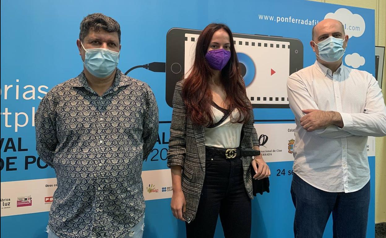 La edil de Igualdad, con los responsables del Festival Internacional de Cine de Ponferrada.