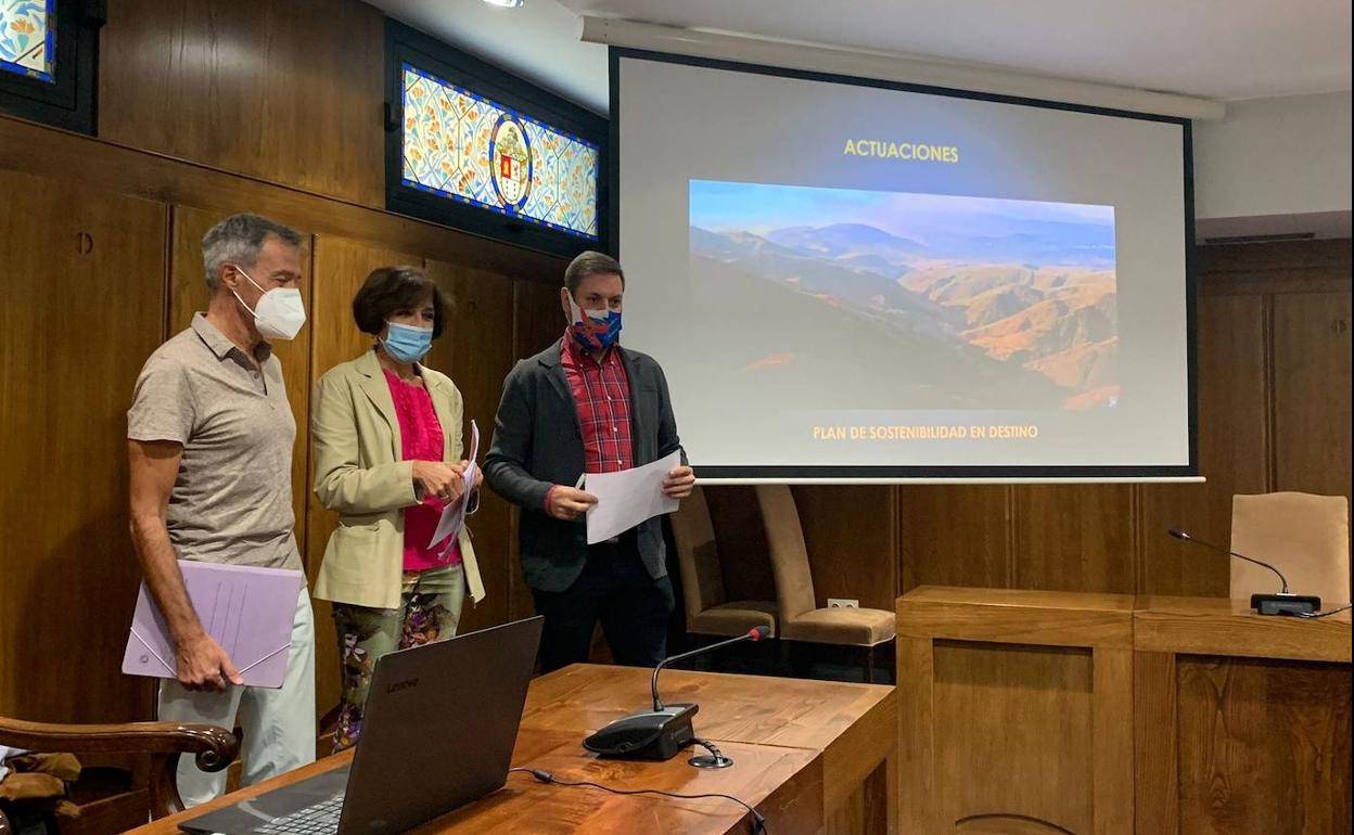 El concejal de Medio Rural, la edil de Turismo y el responsable técnico del Proyecto Genadii, en la presentación.