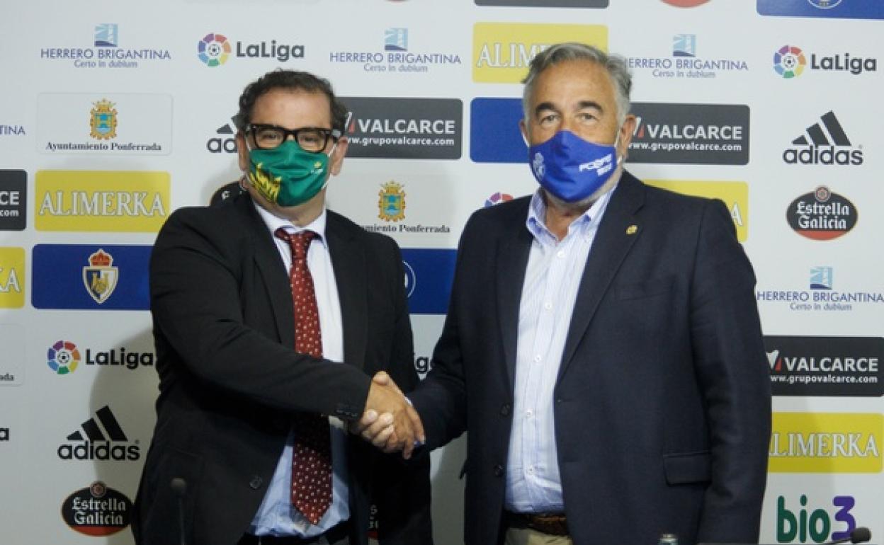El presidente de la SD Ponferradina SAD, José Fernández Nieto (D), junto al director de Comunicación de Caja Rural, Narciso Prieto (I), durante la presentación.