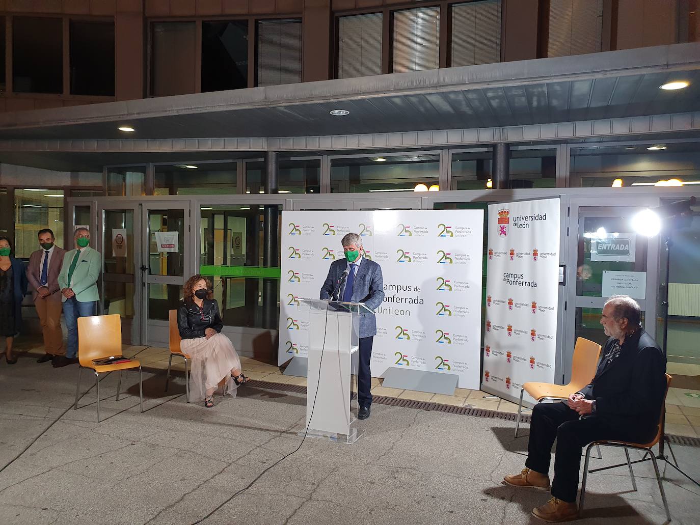 El rector de la ULE, Juan Francisco Marín, la inauguración de la restauración de la vidriera del Campus del Bierzo.