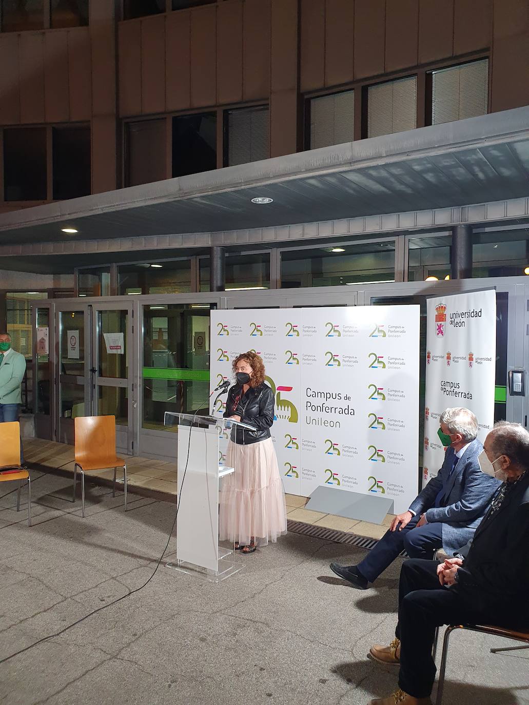 El rector de la ULE, Juan Francisco Marín, la inauguración de la restauración de la vidriera del Campus del Bierzo.