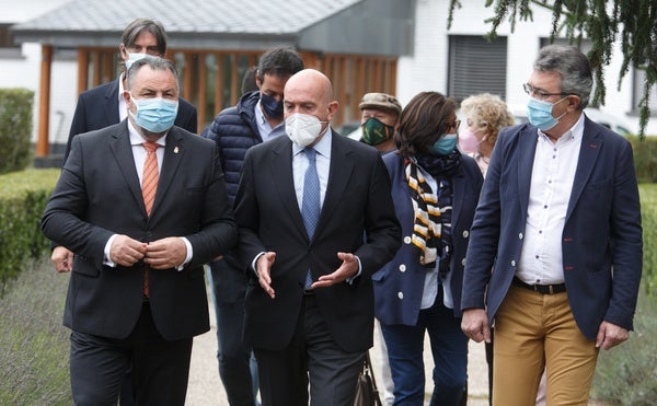 El consejero de Agricultura y el presidente de la Diputación en la firma del convenio en Almázcara.