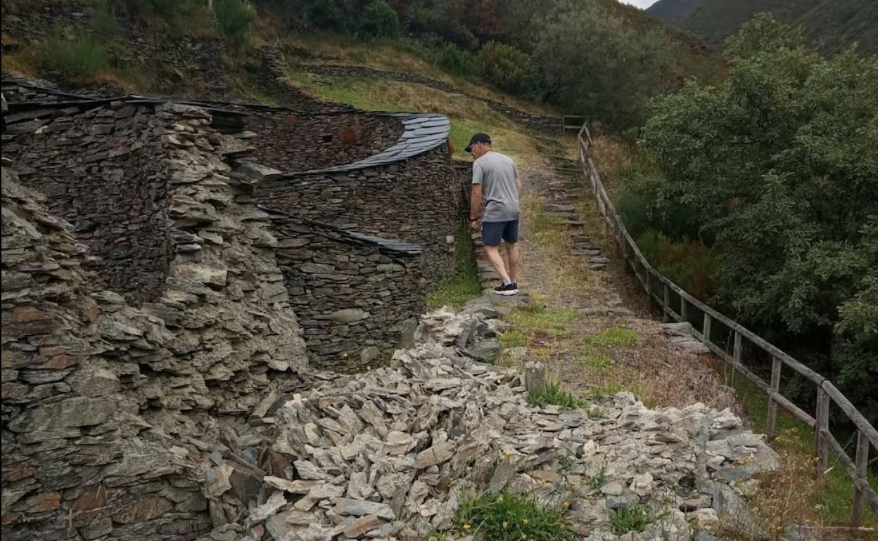 Derrumbe de varios metros de muro perimetral en una de las construcciones del Castro de Chano.
