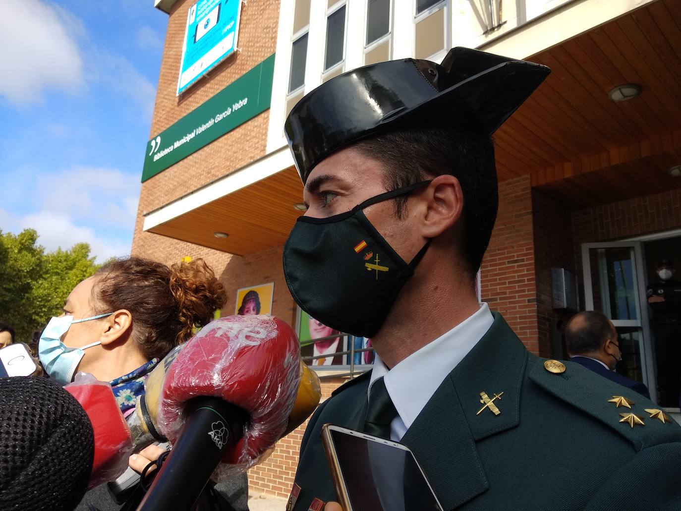 Foto de familia de las autoridades civiles y militares que participaron en la festividad de la Policía Municipal de Ponferrada.