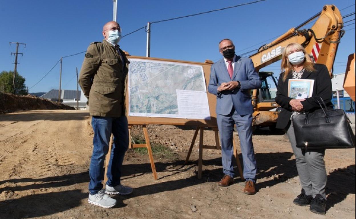 El alcalde y los ediles de Sostenibilidad y Fomento, en la presentacion de la obra del colector.