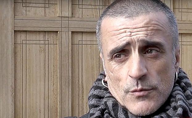 Emiliano Álvarez en una imagen de archivo frente a la sede del Obispado de Astorga.