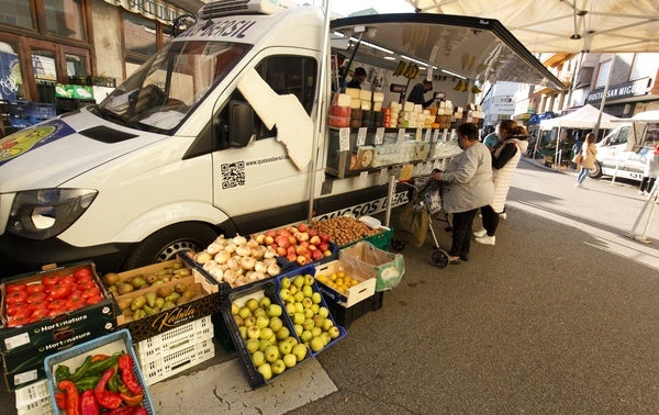El alcalde de Ponferrada y la edil de Comercio supervisaron las labores de traslado de los puestos del mercado semanal.