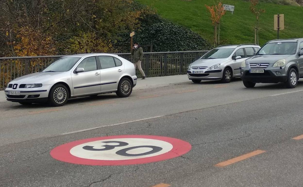 Zona 30 en la avenida del Castillo de Ponferrada. 