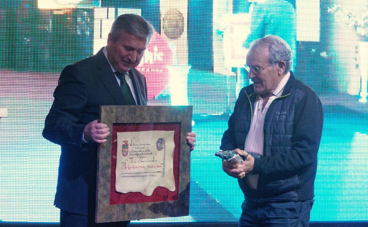Prada recibe el premio Con C de Carracedelo.