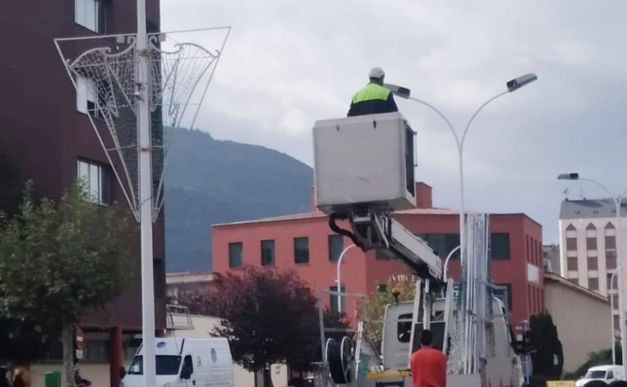 Los operarios instalan los primeros elementos decorativos para la Navidad en Ponferrada.
