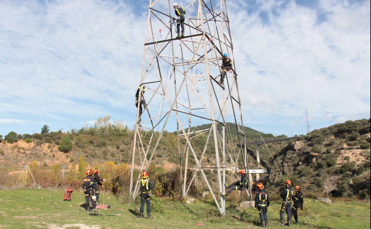 Los bomberos de Ponferrada durante la última jornada del curso.