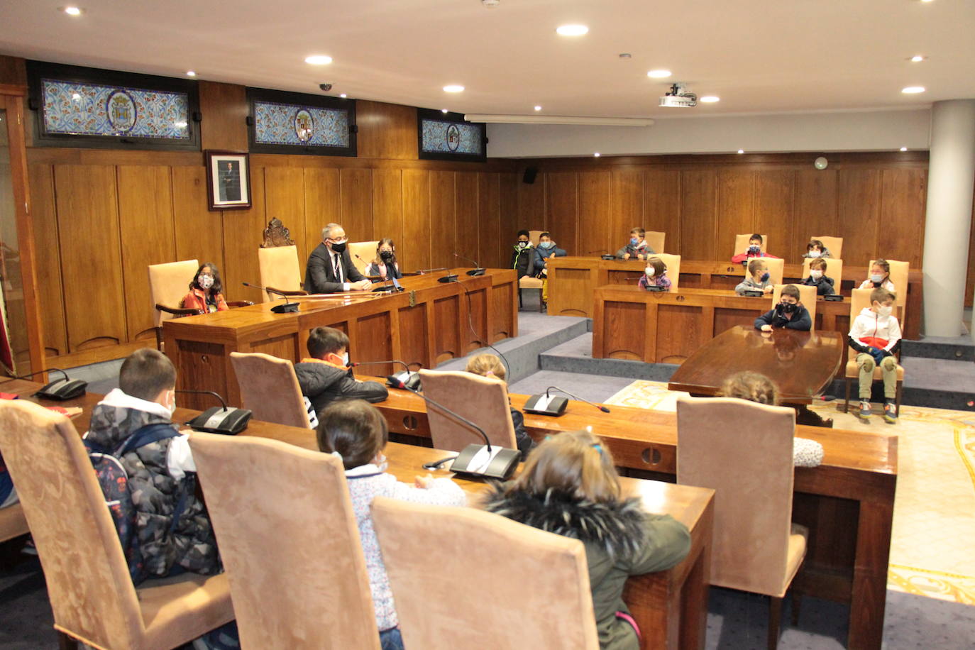 El alcalde de Ponferrada, Olegario Ramón, con los escolares durante el simulacro del pleno.