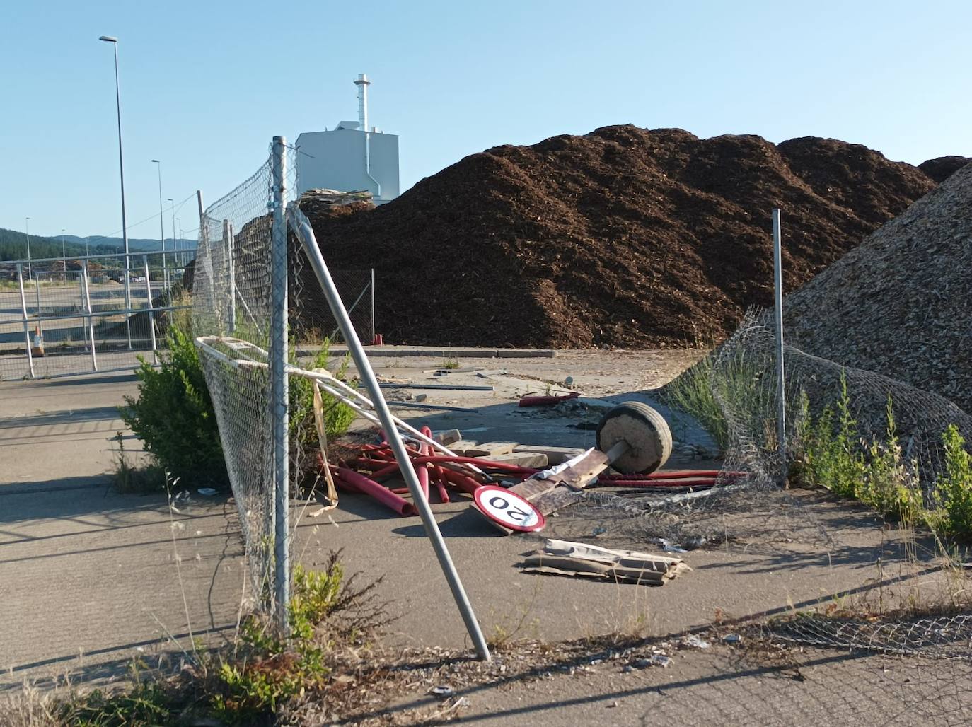 Apiles de biomasa de Forestalia en el polígono del Bayo de Cubillos del Sil.