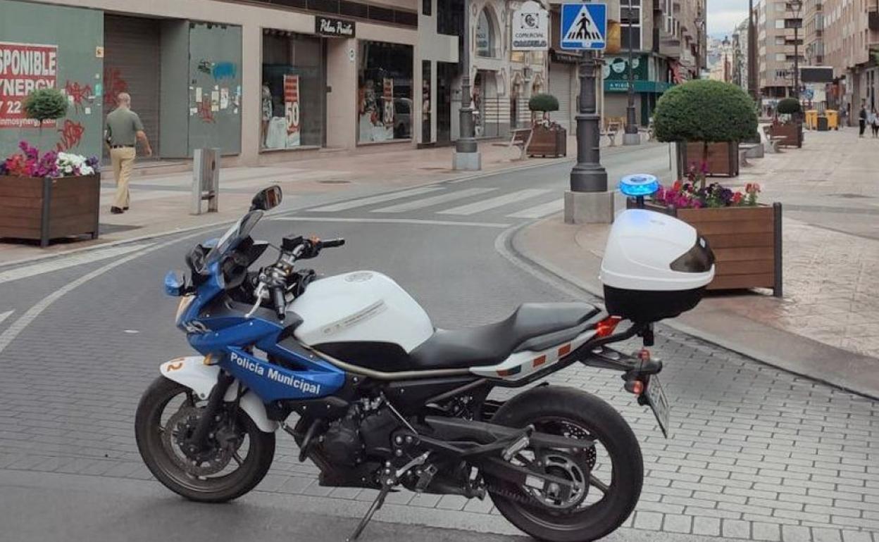 Imagen de archivo de una moto de la Policía Municipal de Ponferrada.