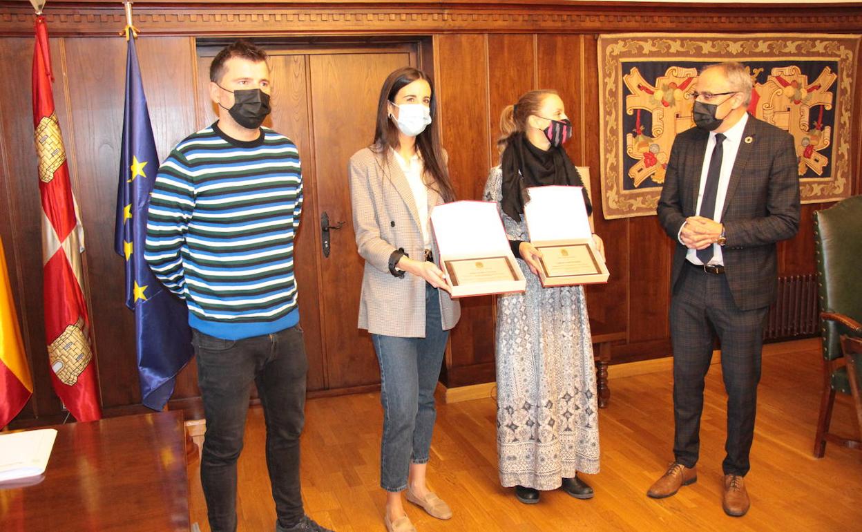 Las deportistas reciben por parte del Ayuntamiento placas conmemorativas.