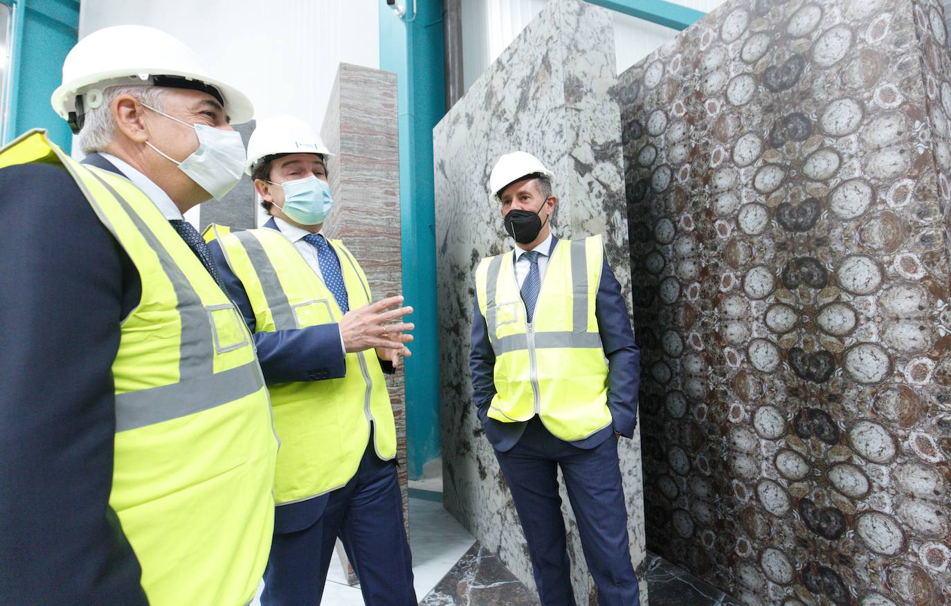 El presidente de la Junta de Castilla y León, Alfonso Fernández Mañueco, visita las instalaciones de la empresa Tvitec.