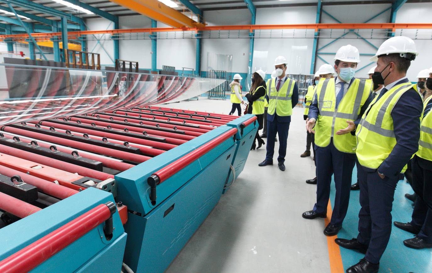 El presidente de la Junta de Castilla y León, Alfonso Fernández Mañueco, visita las instalaciones de la empresa Tvitec.