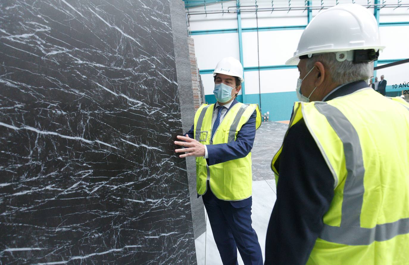 El presidente de la Junta de Castilla y León, Alfonso Fernández Mañueco, visita las instalaciones de la empresa Tvitec.