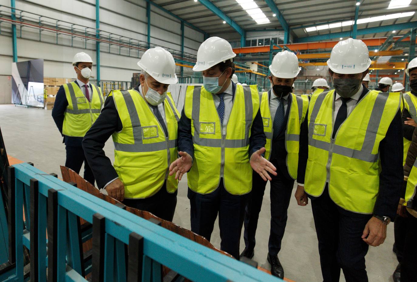 El presidente de la Junta de Castilla y León, Alfonso Fernández Mañueco, visita las instalaciones de la empresa Tvitec.