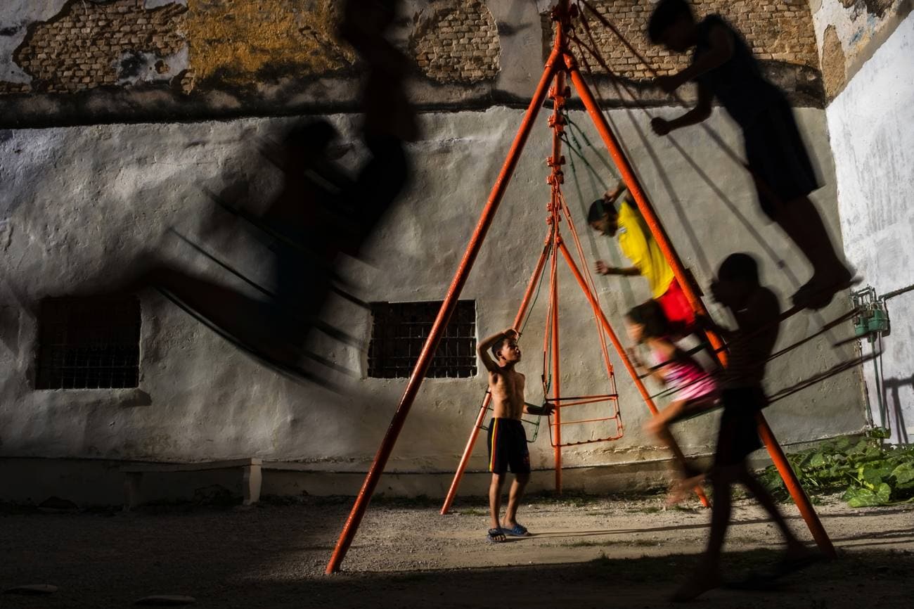 ‘Infancia’, de Lopamudra Talukdar. “Aunque en todo el mundo la vida de los adolescentes está completamente absorbida por las redes sociales e Internet, en La Habana los niños todavía se divierten jugando al aire libre en los patios de sus casas”.