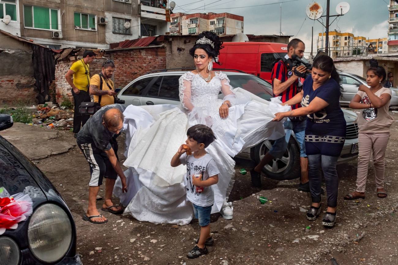 ‘Zor’, de Selene Magnolia. “Una joven novia se prepara para su boda en una calle del gueto romaní de Stolipinovo. En Europa, las comunidades romaníes suman más de 11 millones de personas y Stolipinovo, con alrededor de 40.000 personas, es el gueto más poblado”.