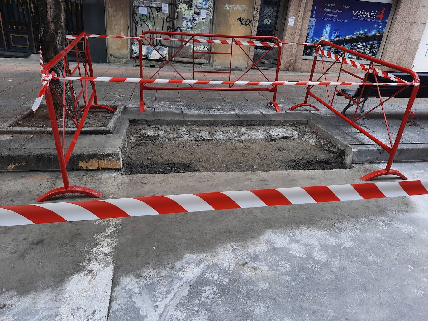 Obras de rebaje de aceras en los pasos de peatones de la avenida de Galicia de Ponferrada.