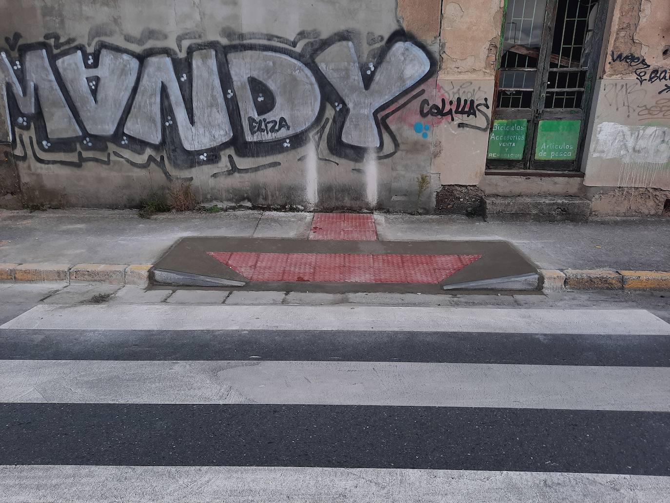 Obras de rebaje de aceras en los pasos de peatones de la avenida de Galicia de Ponferrada.