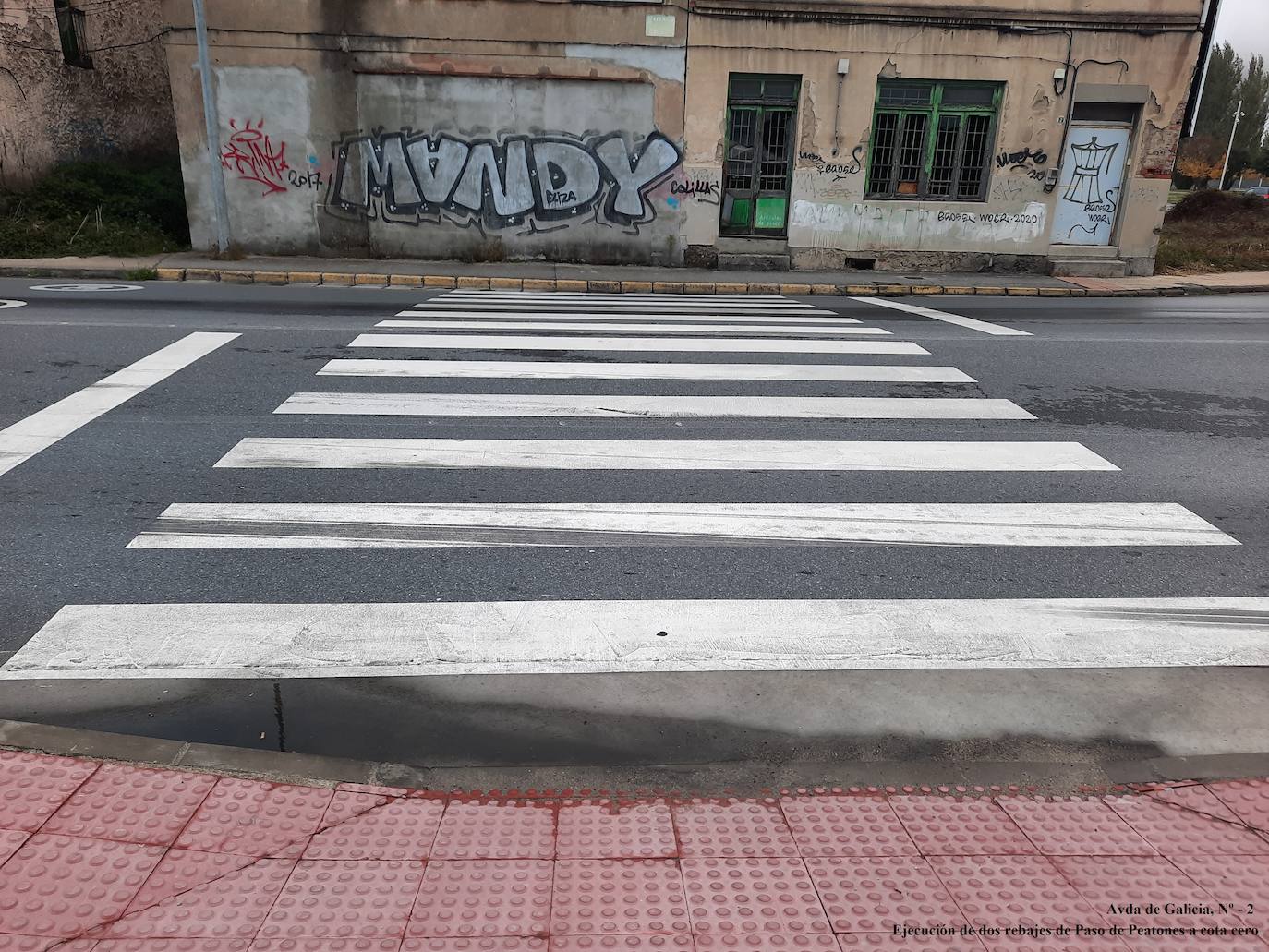 Obras de rebaje de aceras en los pasos de peatones de la avenida de Galicia de Ponferrada.