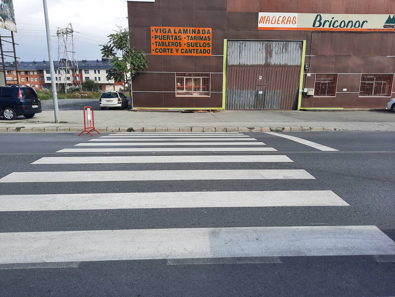 Obras de rebaje de aceras en los pasos de peatones de la avenida de Galicia de Ponferrada.