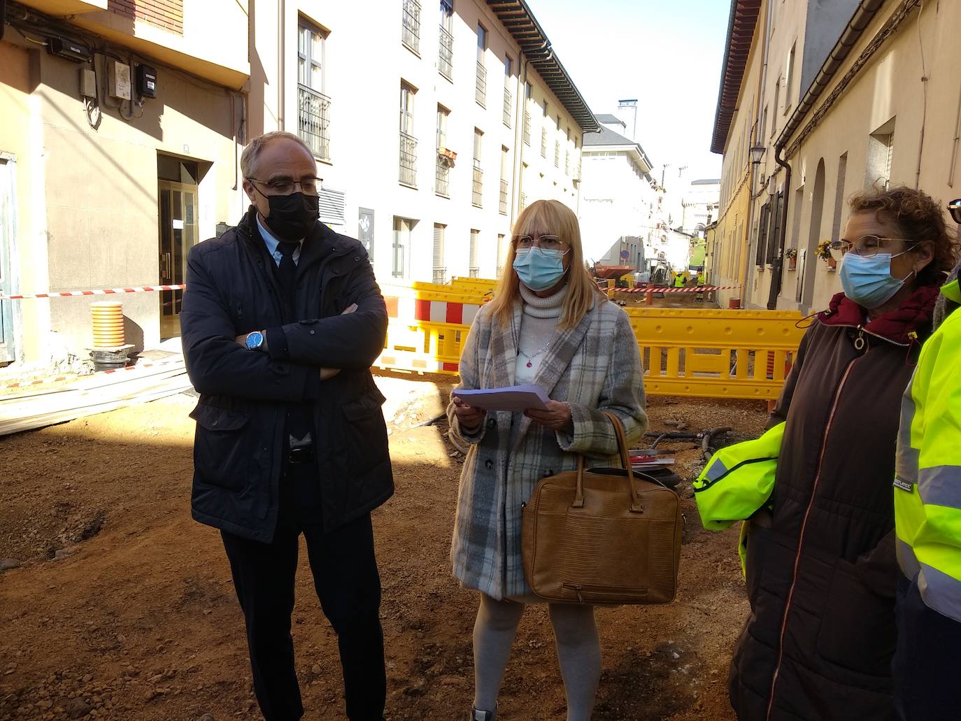 El alcalde y la concejala de Infraestructuras visitaron las obras de urbanización y renovación integral de la calle Estafeta.