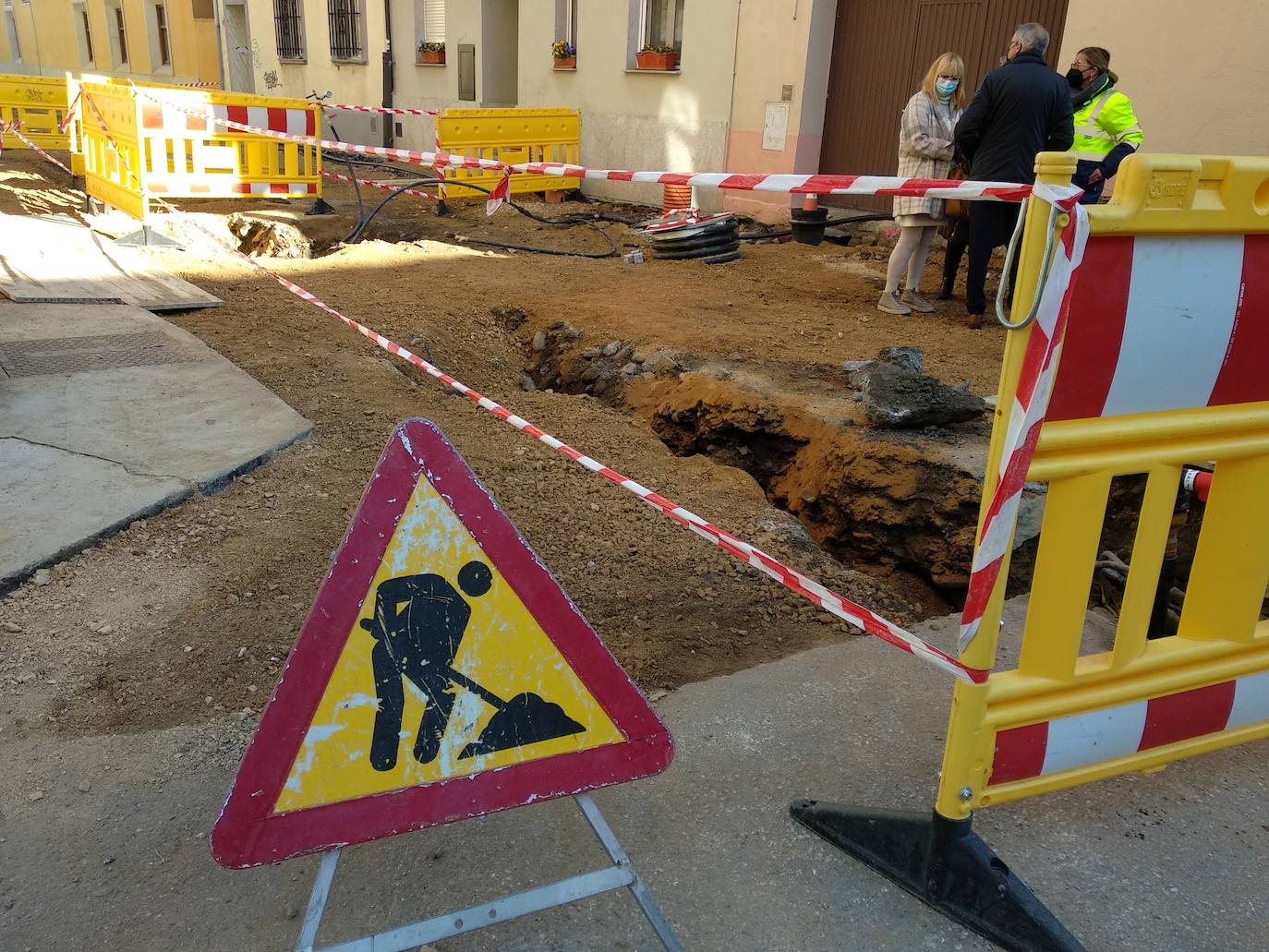 El alcalde y la concejala de Infraestructuras visitaron las obras de urbanización y renovación integral de la calle Estafeta.