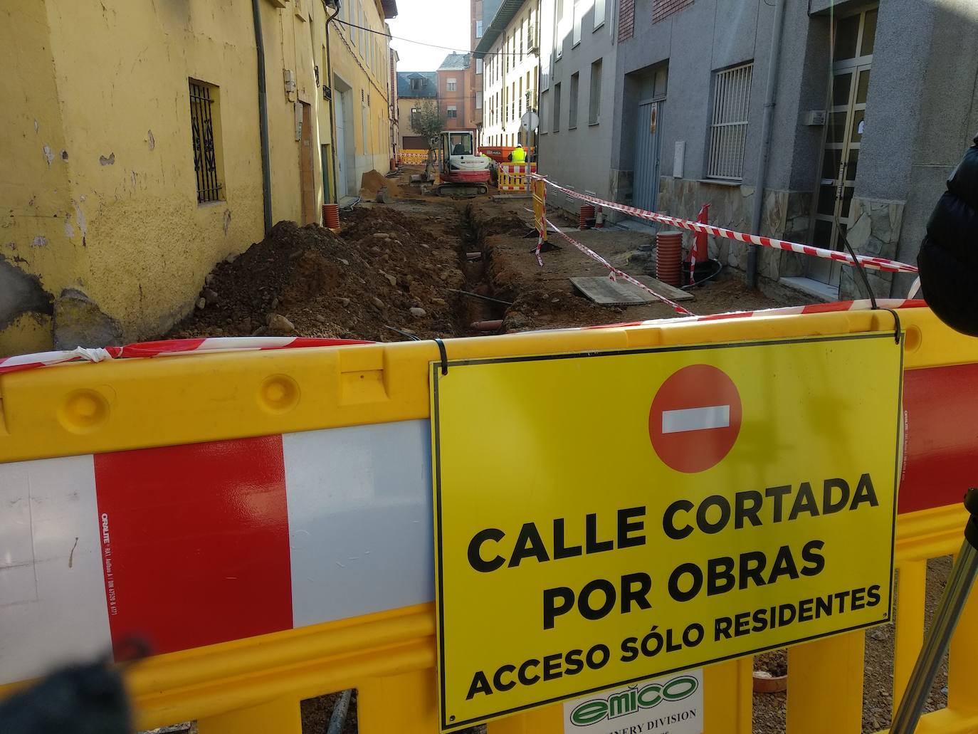 El alcalde y la concejala de Infraestructuras visitaron las obras de urbanización y renovación integral de la calle Estafeta.