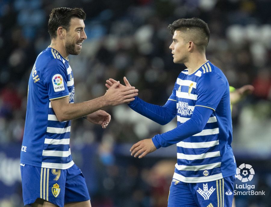 Sergi Enrich saluda a Zalazar en un encuentro disputado esta temporada con la Deportiva.