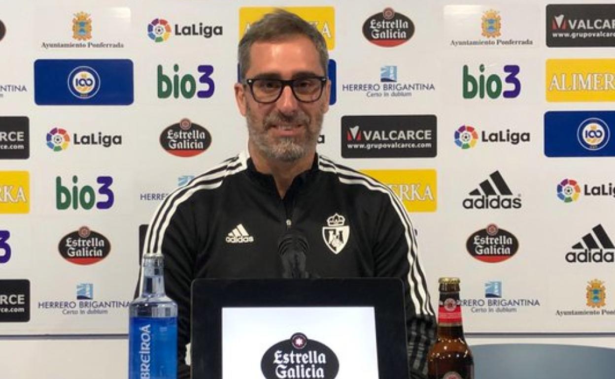 El entrenador de la SD Ponferradina, Jon Pérez Bolo, en sala de prensa.