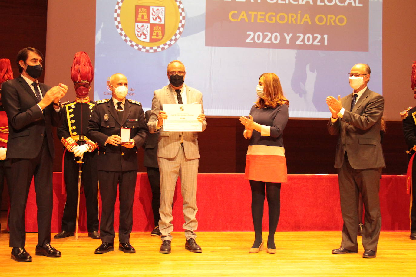 El alcalde de Ponferrada y el intendente de la Policía Municipal recogieron la Medalla de Oro al Mérito Policial 2021.