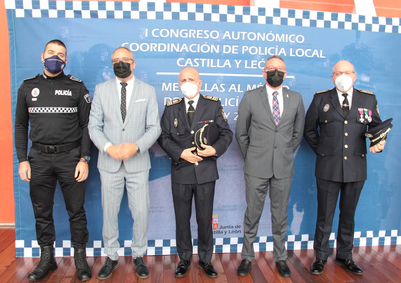 El alcalde de Ponferrada y el intendente de la Policía Municipal recogieron la Medalla de Oro al Mérito Policial 2021.