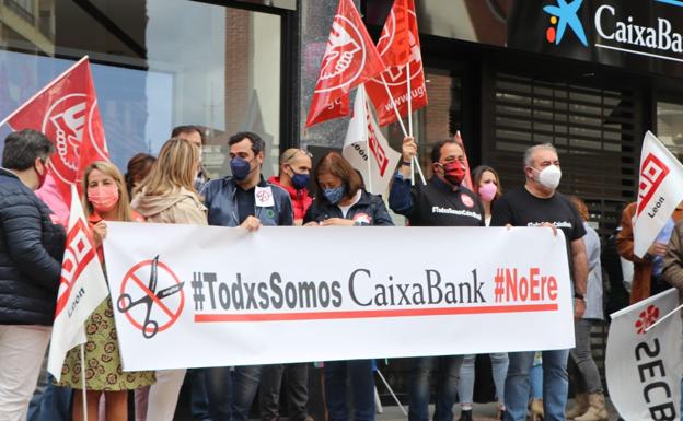 Una de las concentraciones de los empleados de CaixaBank en León.