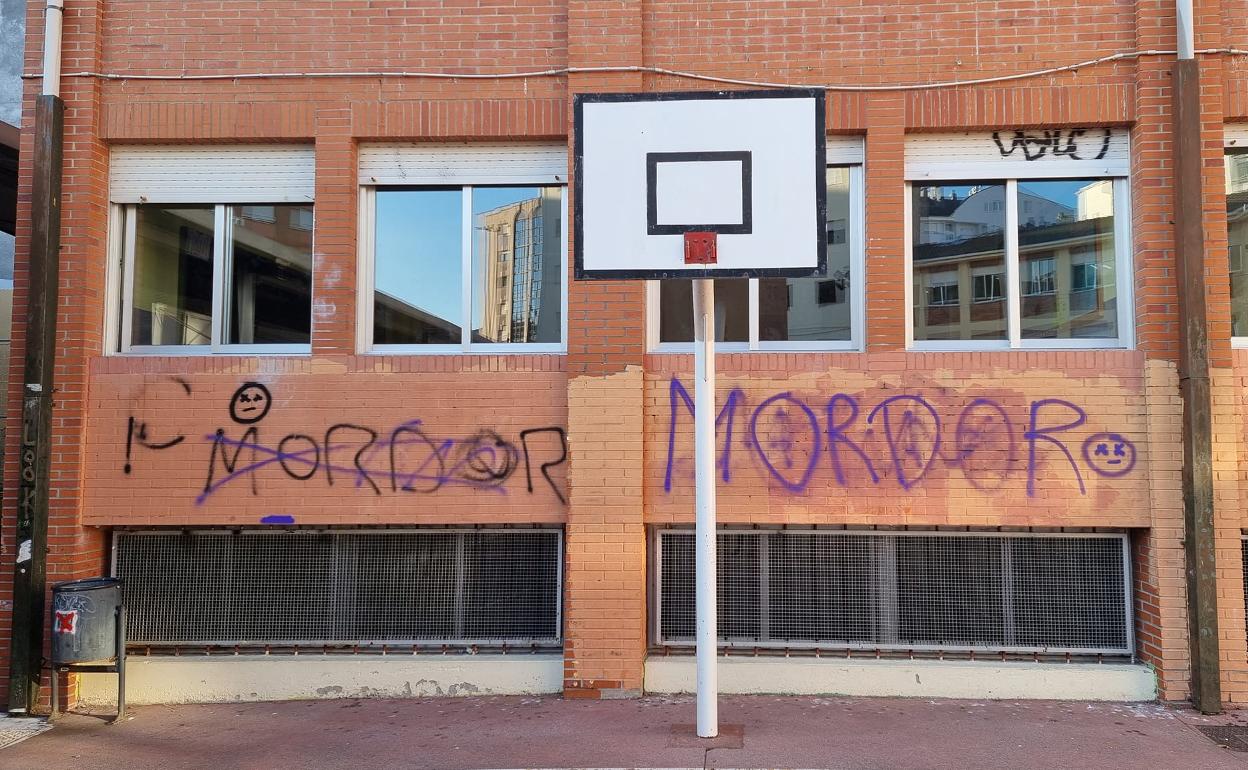 Pintadas en el colegio Navaliegos de Ponferrada.