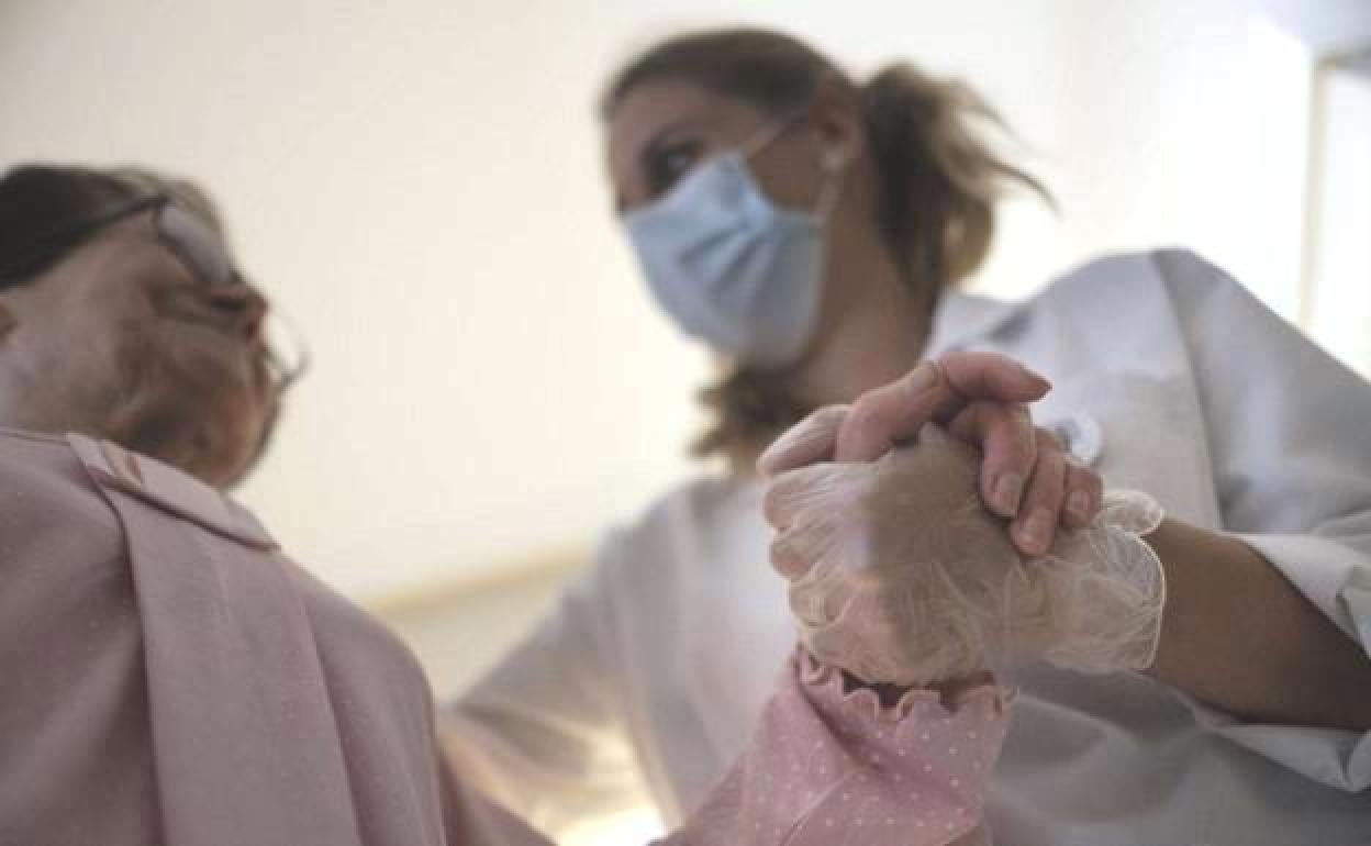 Ponferrada y Alzheimer Bierzo promueven un curso para familias y cuidadores de dependientes
