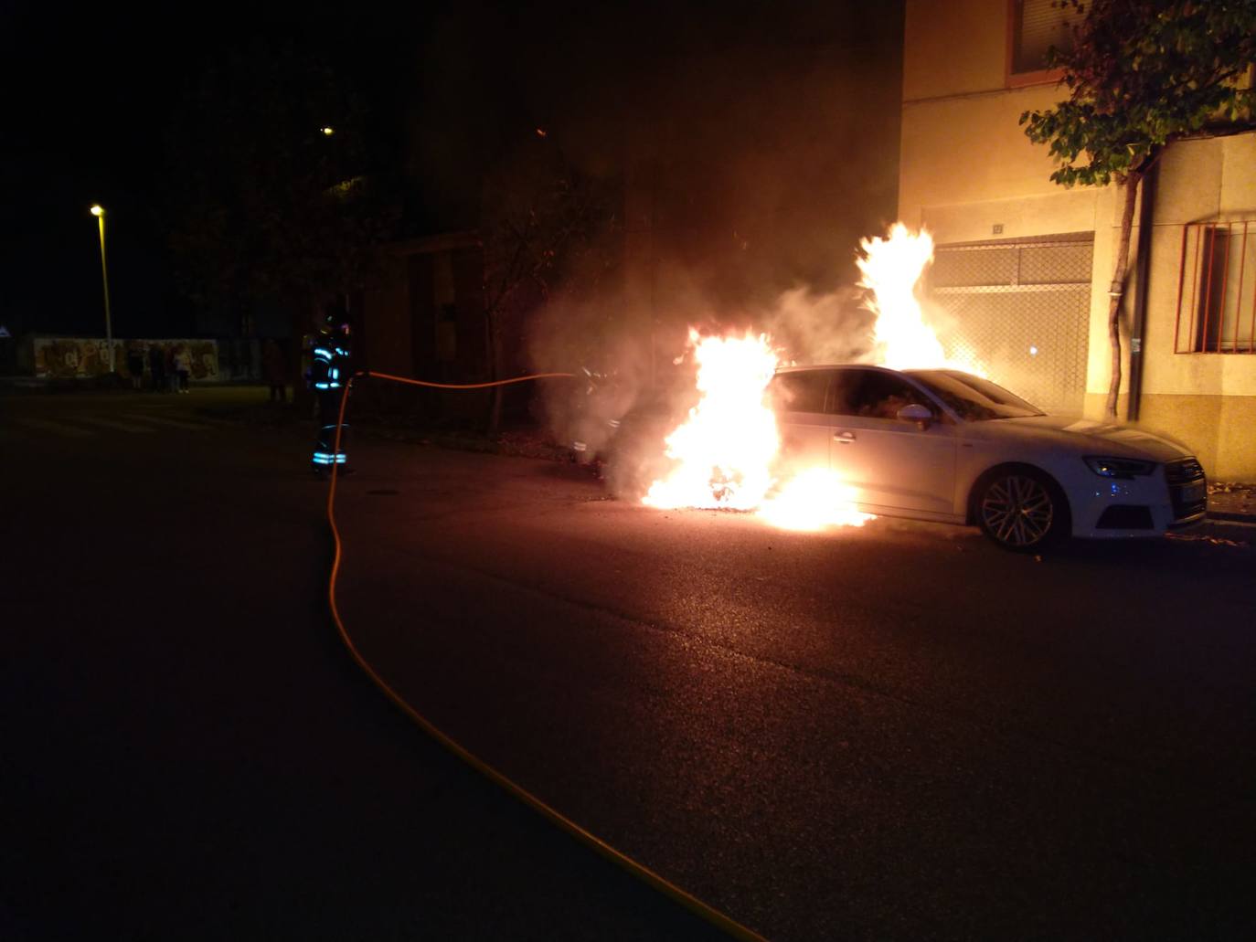 Los bomberos de Ponferrada sofocaron las llamas en el turismo afectado por el fuego.