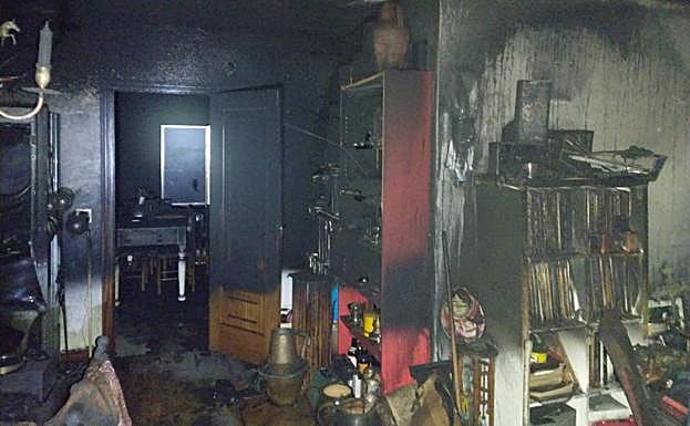El fuego provocó daños en el mobiliario, las paredes y techo.