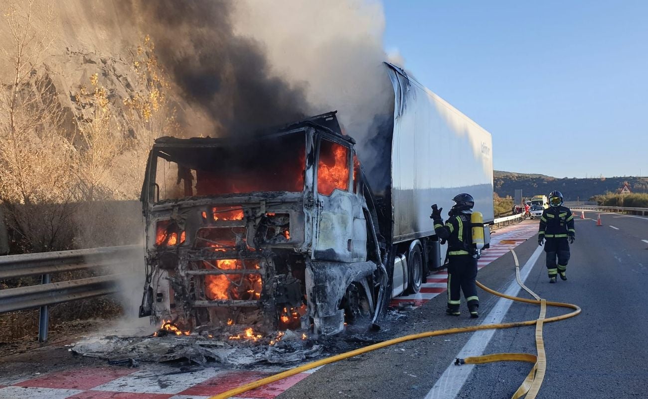 El conductor ha sido trasladado en ambulancia al Hospital Universitario del Bierzo | Voluntarios de Bembibre tuvieron que desplazarse al lugar para suministrar agua con su camión autobomba.