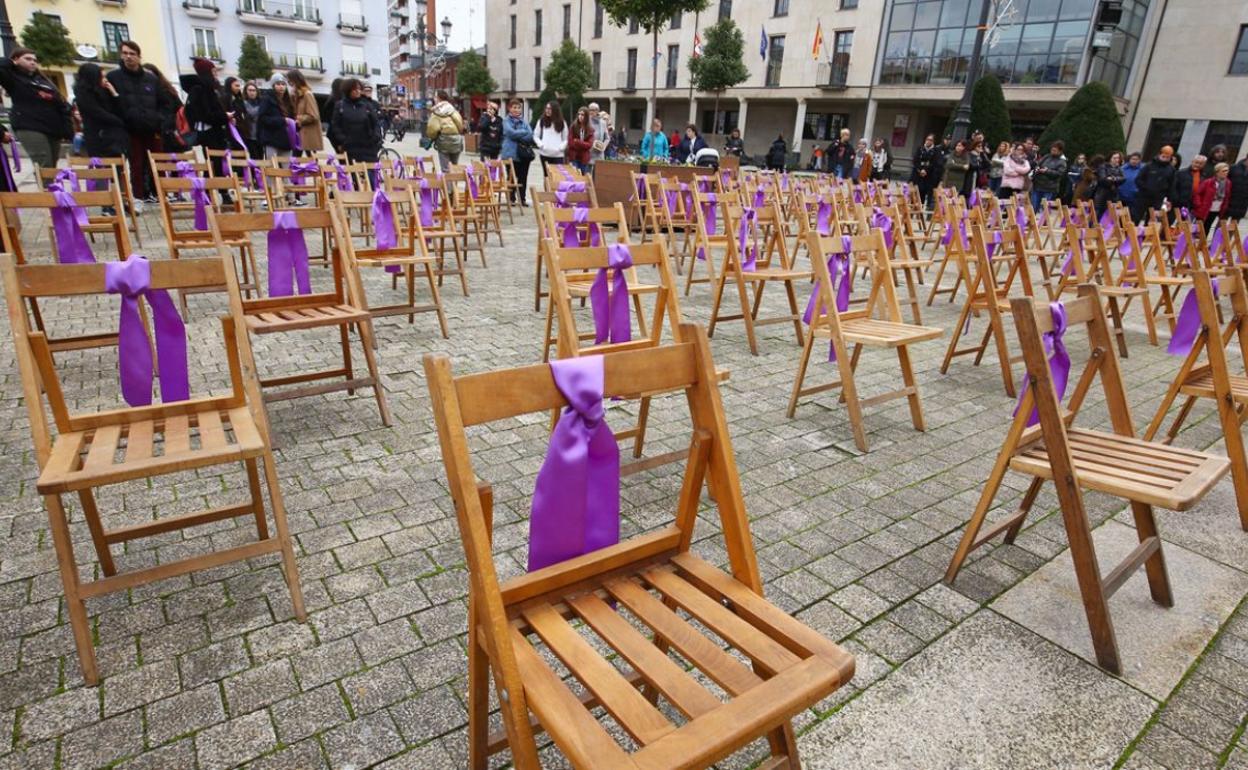 70 sillas vacías en la plaza del Ayuntamiento de Ponferrada visibilizarán a las víctimas mortales de violencia machista en España.