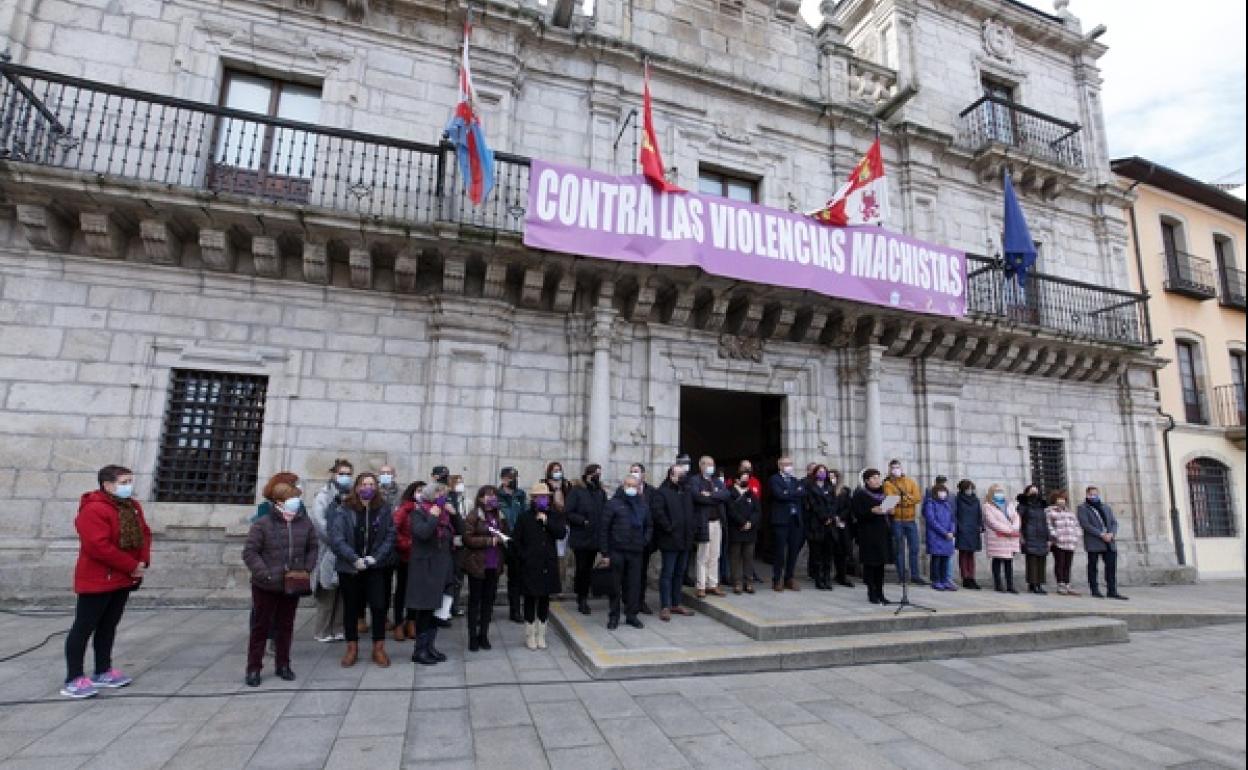 Concentración en la plaza del Ayuntamiento de Ponferrada con motivo del Día Internacional contra la Violencia hacia las Mujeres.