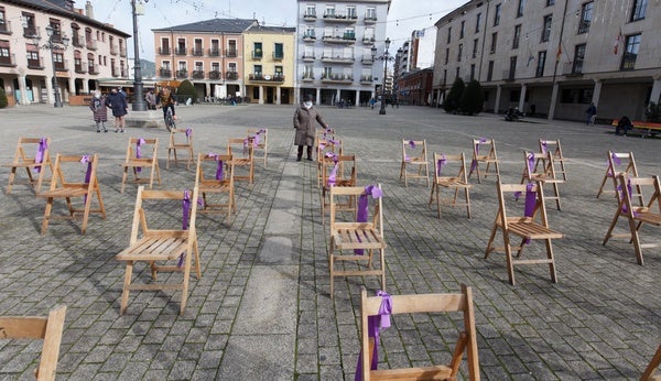 Concentración en la plaza del Ayuntamiento de Ponferrada con motivo del Día Internacional contra la Violencia hacia las Mujeres.
