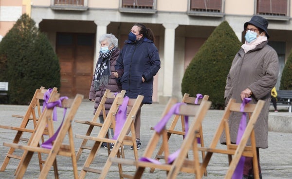 Concentración en la plaza del Ayuntamiento de Ponferrada con motivo del Día Internacional contra la Violencia hacia las Mujeres.
