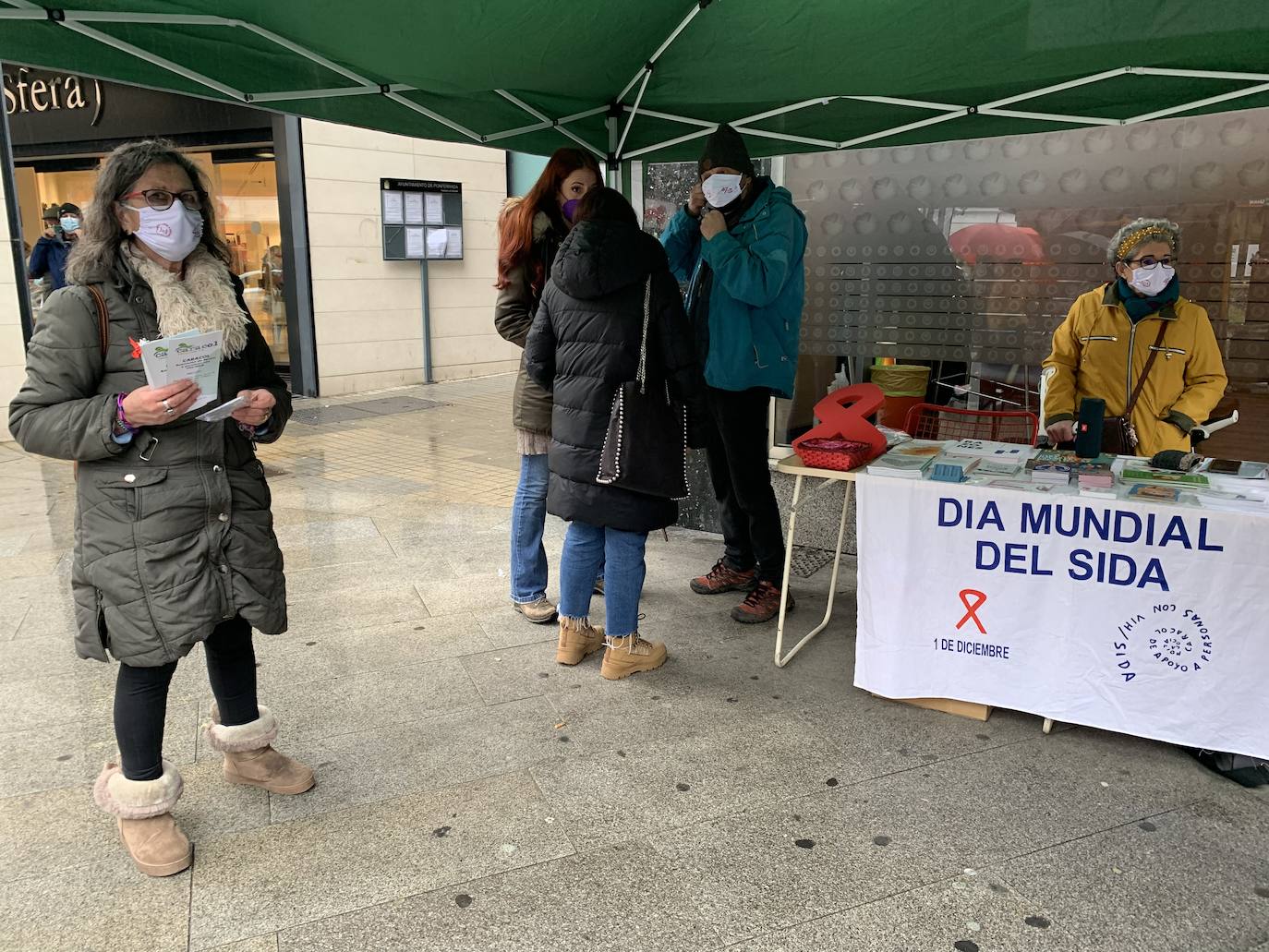 La edil de Bienestar Social (D) participó en los actos del Día Mundial del Sida en la Plaza de Lazúrtegui de Ponferrada.