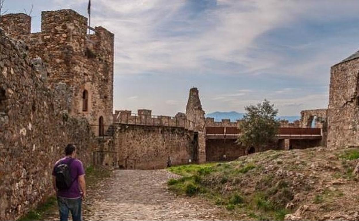 Un visitante en el castillo de Cornatel.