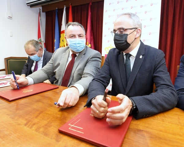 El alcalde de Ponferrada, Olegario Ramón, y el presidente de la Diputación, Eduardo Morán, durante la firma del convenio.