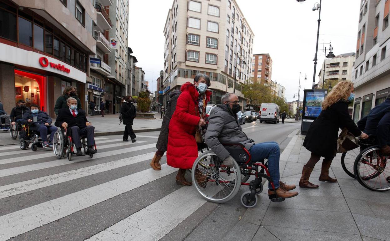 Paseo en silla de ruedas de Ambi, con la participación del alcalde de Ponferrada.